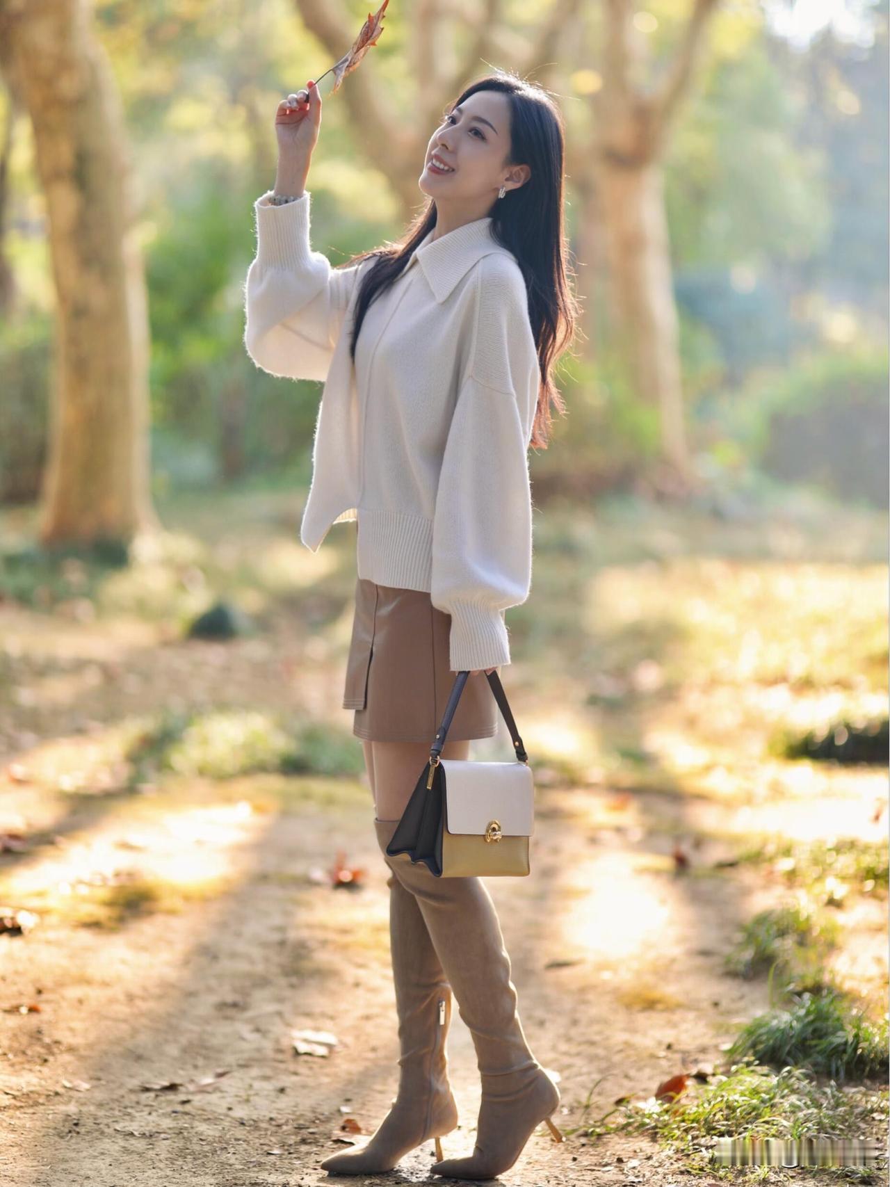 秋日漫步这样穿🍂氛围感拉满~枫叶红透的午后，毛衣裹住慵懒皮裙与短靴踩出秋日的