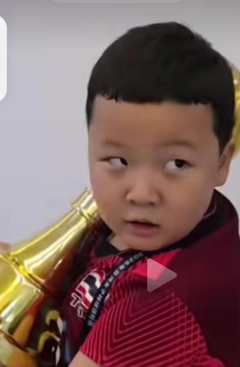 冯坤的儿子不会说中文，只会泰语。这话是冯坤自己跟记者说的。当时有人问她，孩子