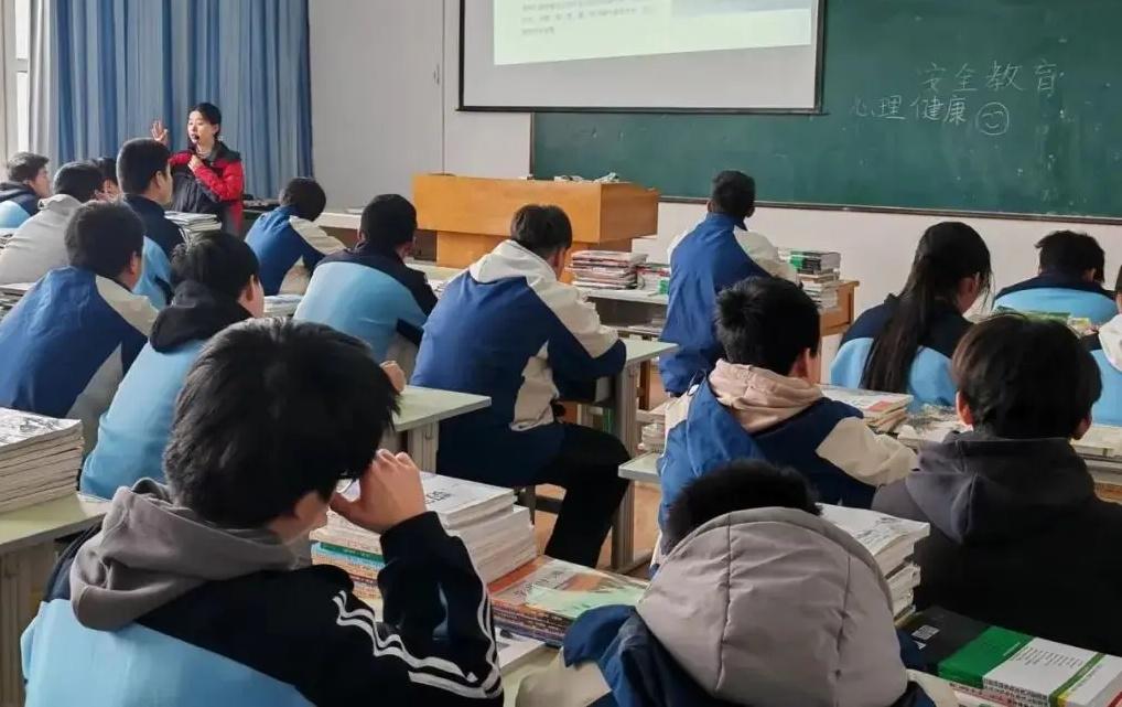 准高三，暑假各科这样学，开学直接冲进班级前三！一、数学。1、数学特别差的