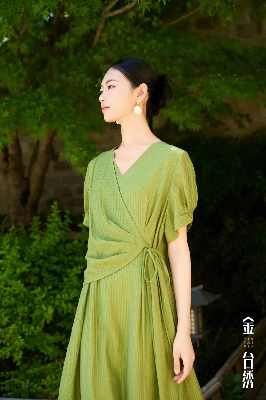 夏日之息绿意氤氲，满目生机踏响轻盈，随心而息连衣裙连衣裙