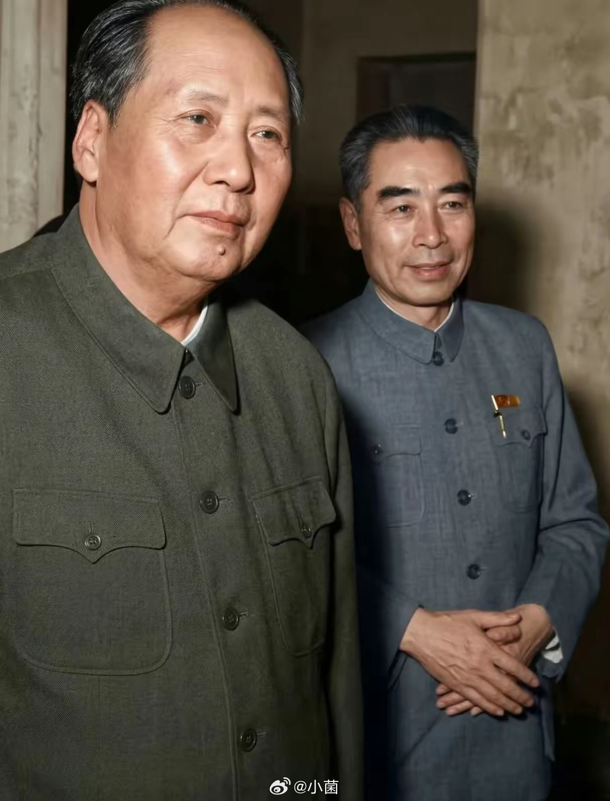 1976年1月8日上午，周总理逝世。下午，工作人员为毛泽东读周恩来逝世讣告清样。