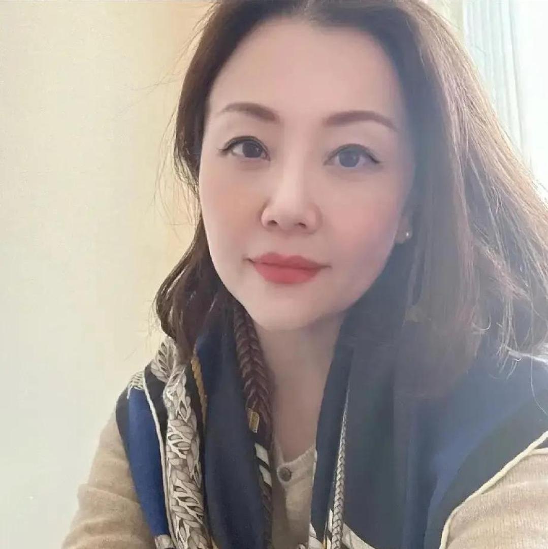 985毕业进上海事业单位，月入8千还得啃老？同事最近愁坏了。女儿985毕业