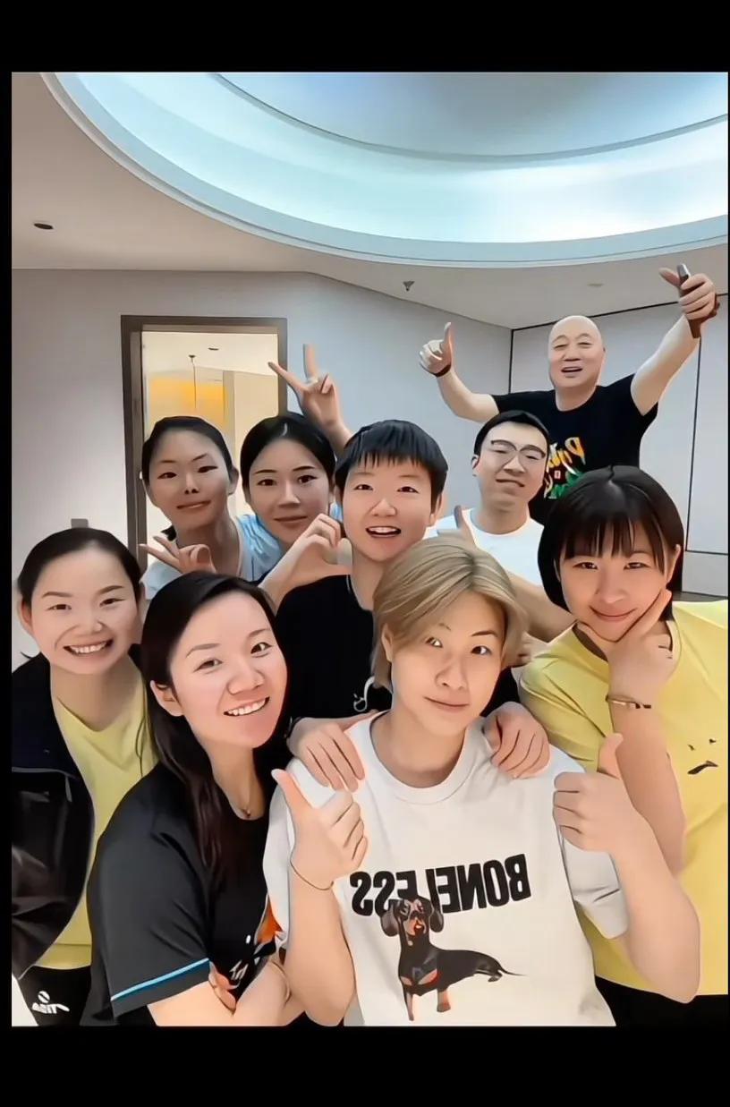莎莎真的是被爱包围的宝宝，添艺你的手不累吗换我来吧[汗]谁懂添艺还给莎莎脸颊