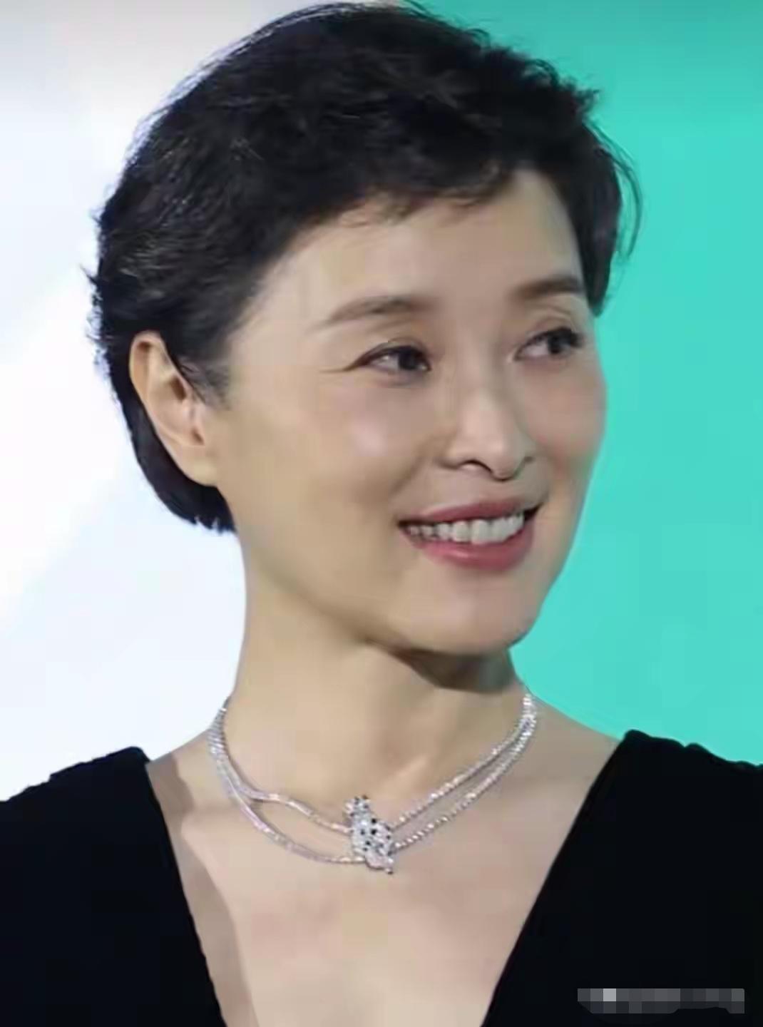 吴越参加白玉兰奖，简直美出新高度。一头俏丽的短发，淡淡的妆容，笑靥如花的样子妥妥