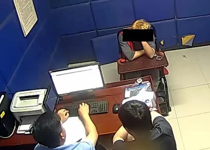 派出所里总能上演各种意想不到的戏码。就有这么个事儿，有人跑来派出所求助，一副可怜