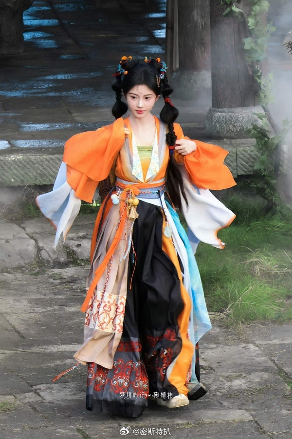 鞠婧祎虞书欣近期路透生图🈶，谁的状态更好呢？​​​