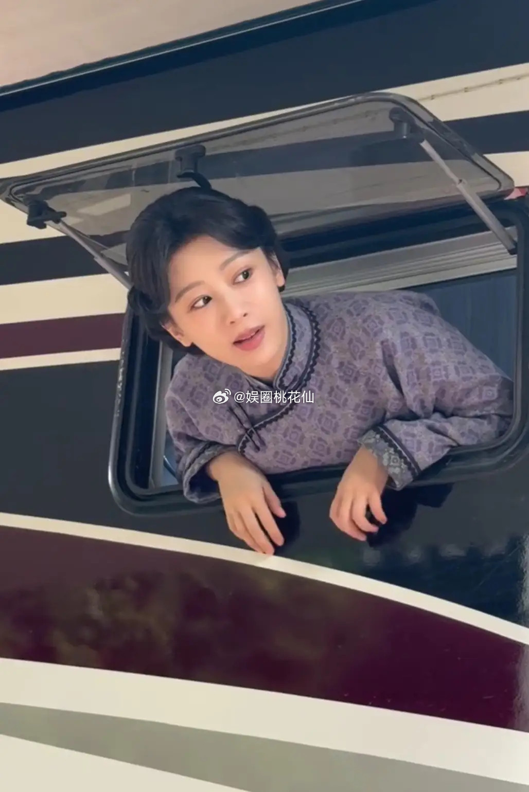 4月5日，杨紫晒出拍摄间隙的工作日常。她盘发身着暗紫色戏服，一身董竹君造型温柔娴