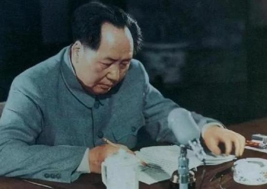 1941年，毛家族人重新修订族谱，毛主席的堂兄毛宇居，在族谱“毛泽东”条目下