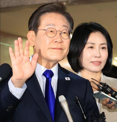 正在欧洲访问的韩国总统李在明，突然对美国来了一个“回马枪”。韩国政府直接对美