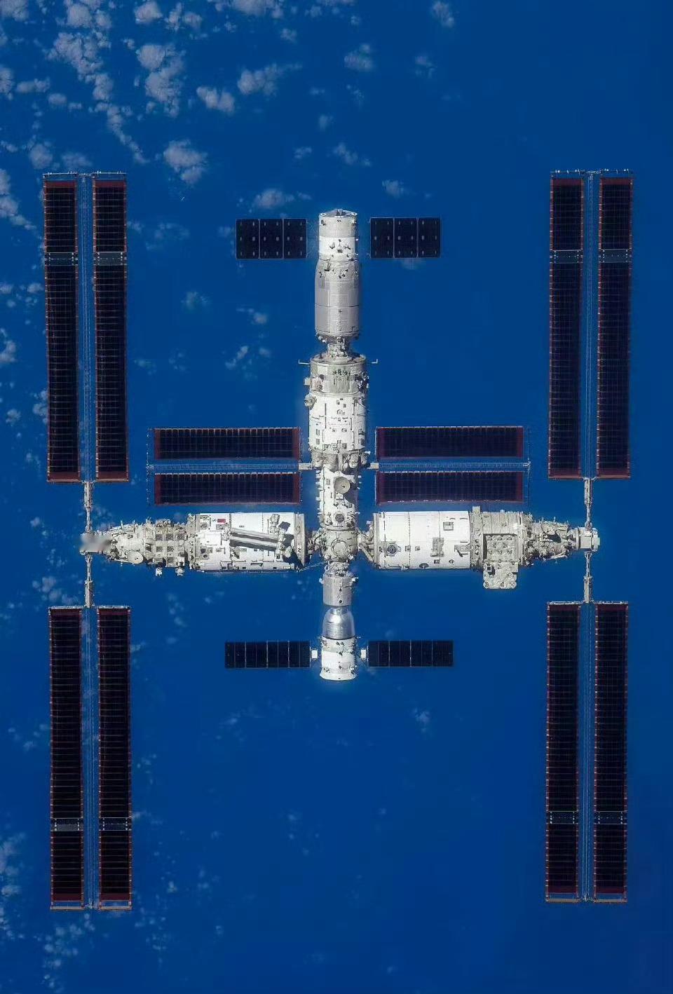 中国空间站快要住不下了中国空间站一变L，从L变T，从T变十，从十变土，从土变王，
