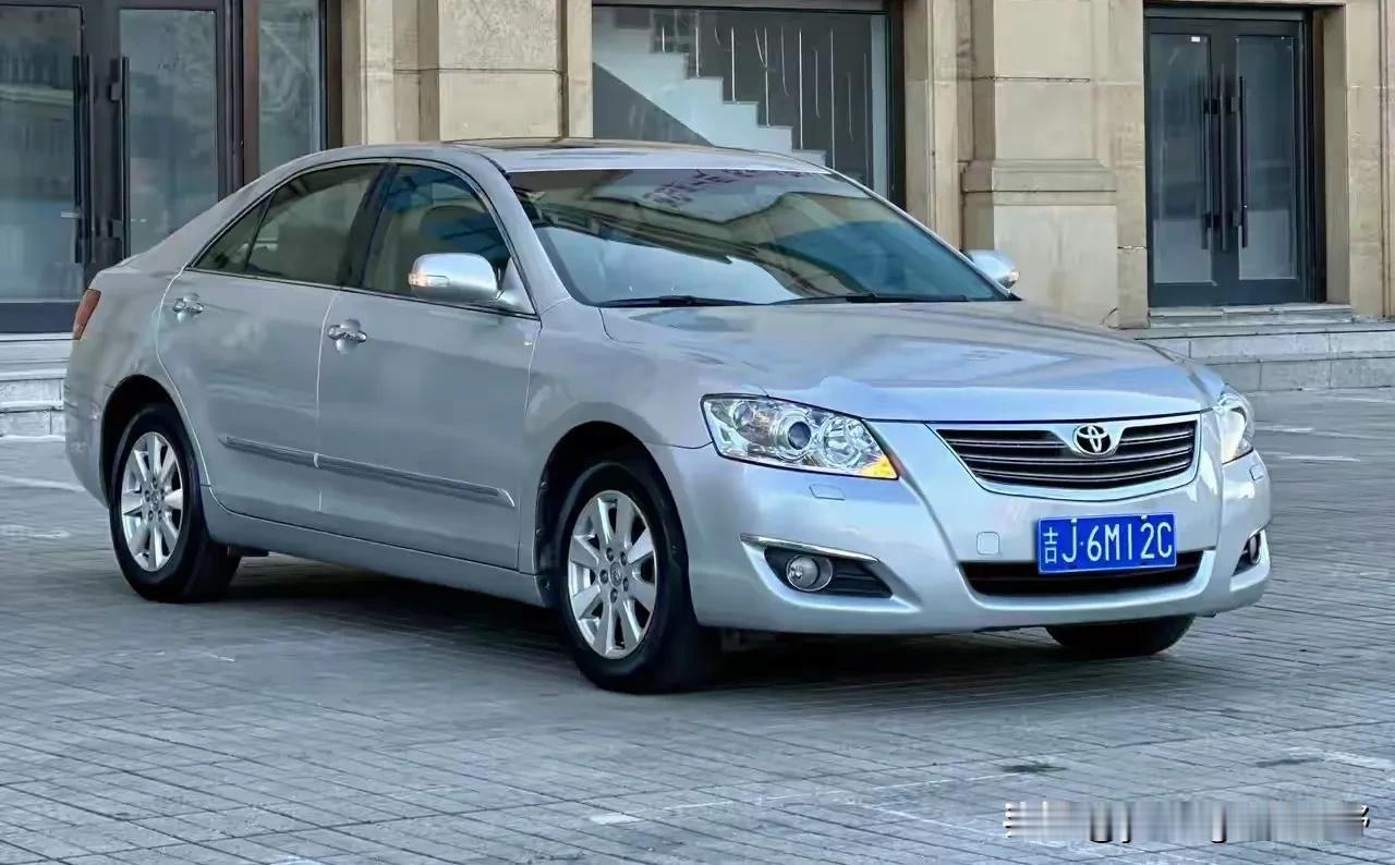 国产的第一代凯美瑞与国产的7代和7代半雅阁，当年在国内也算是巅峰对决了。在200