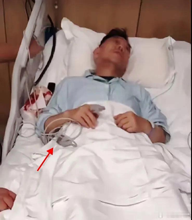 杨少华走了，最照顾他的杨老三撑不住了，现在依然在医院里治疗。这几年他24小时守着