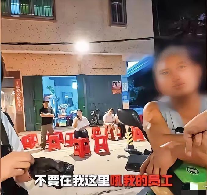 太感人了！女生高考刚结束就进卤水火锅店打工，被亲爹堵店里当众羞辱没掉泪，老板一句