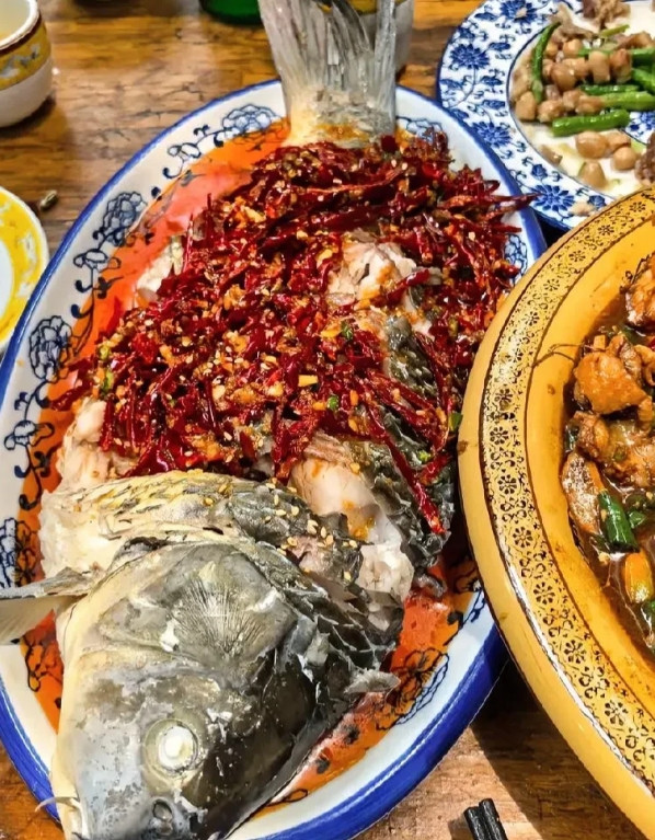 现在餐饮行业是真卷啊，楼下的20多年老店，推出的88元套餐是真的丰富啊。套餐里面