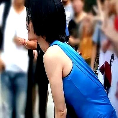 “没事啊，你管她干嘛，别管别管。”工作人员正急着拦怼脸的代拍，王菲一摆手，直接给护下来了。这是五月份