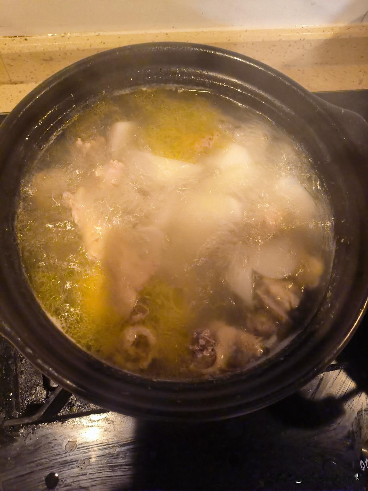 最近炒菜都在考虑怎么把菜做得难吃一点。我家婆娘很少下厨，她总说炒菜不好吃，做菜