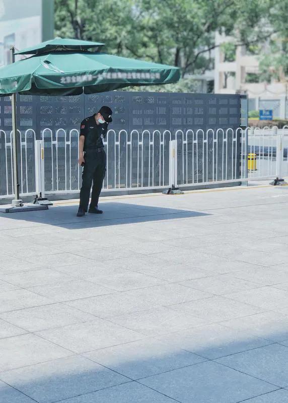 我的律师室友口述：我实习时去法院旁听，却被保安拦下，他说未成年不可入内。我