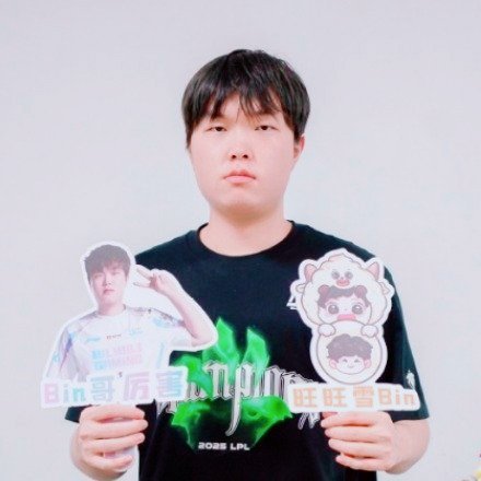 Bin回来了。40天，从主动申请暂离到竞争上岗，从被对位单杀到韩服五连胜——这条