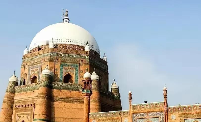 我堂哥在巴基斯坦打工那会儿，稀里糊涂就跟当地一个姑娘好上了。哪知道姑娘全家知道后