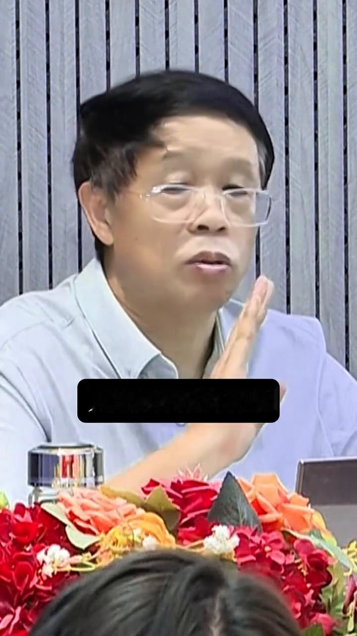 人浑厚一点好。太聪明的人不好，人越浑厚绝对有福。曾国藩说他的小女儿有阿弥陀佛相