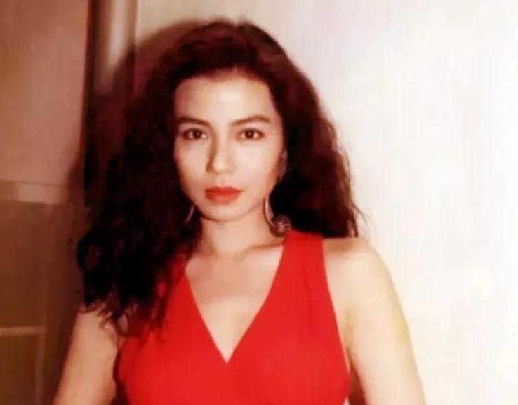 1983年，一个50岁的富商掏出一张100万的支票，色眯眯地对钟楚红说：“钟小姐