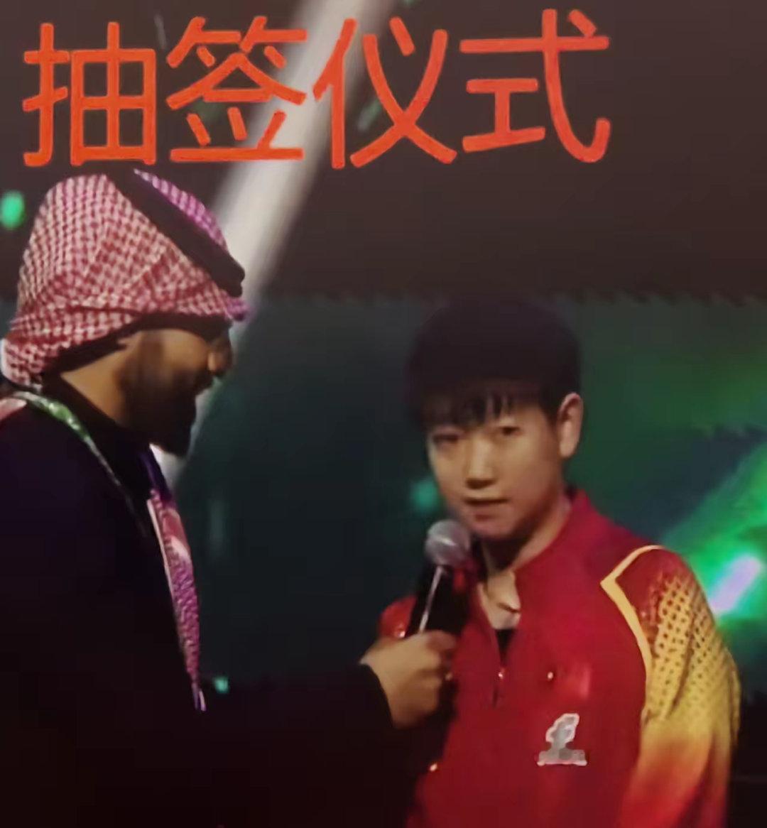 大家发现没，王楚钦和孙颖莎的身体和表情语言都极其丰富。在亚锦赛抽签仪式上，另外两
