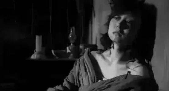 1943年，一位妇女遭到日军糟蹋后，躲进山洞里生下一个婴儿。刚想解开衣襟给孩子喂