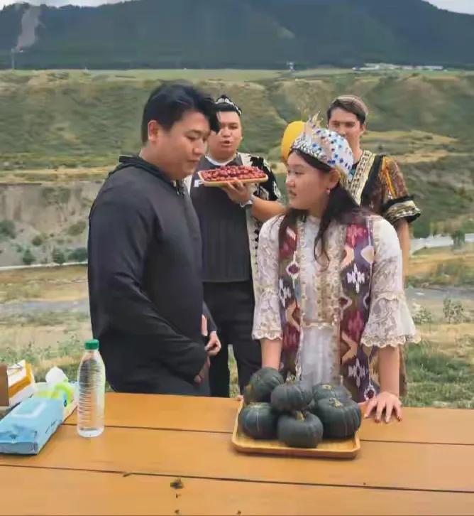 全进华不是那种喜欢道德绑架别人的主播，跟张家齐，以及其他人一起直播的时候，全进华
