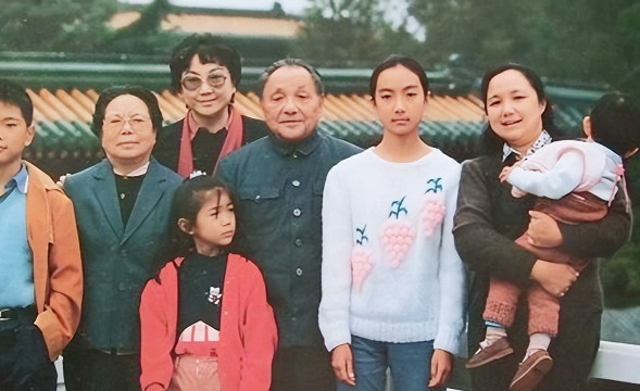 邓小平晚年时，女儿曾问过他一个问题：“您这一辈子和谁的关系最好？”邓小平作起了冥