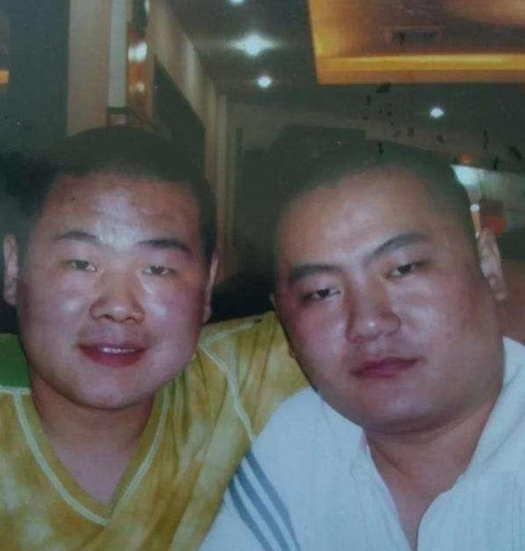 岳云鹏年入5000w后，就跟妻子郑敏商量给5个姐姐每人买套房，花了将近一千万，就