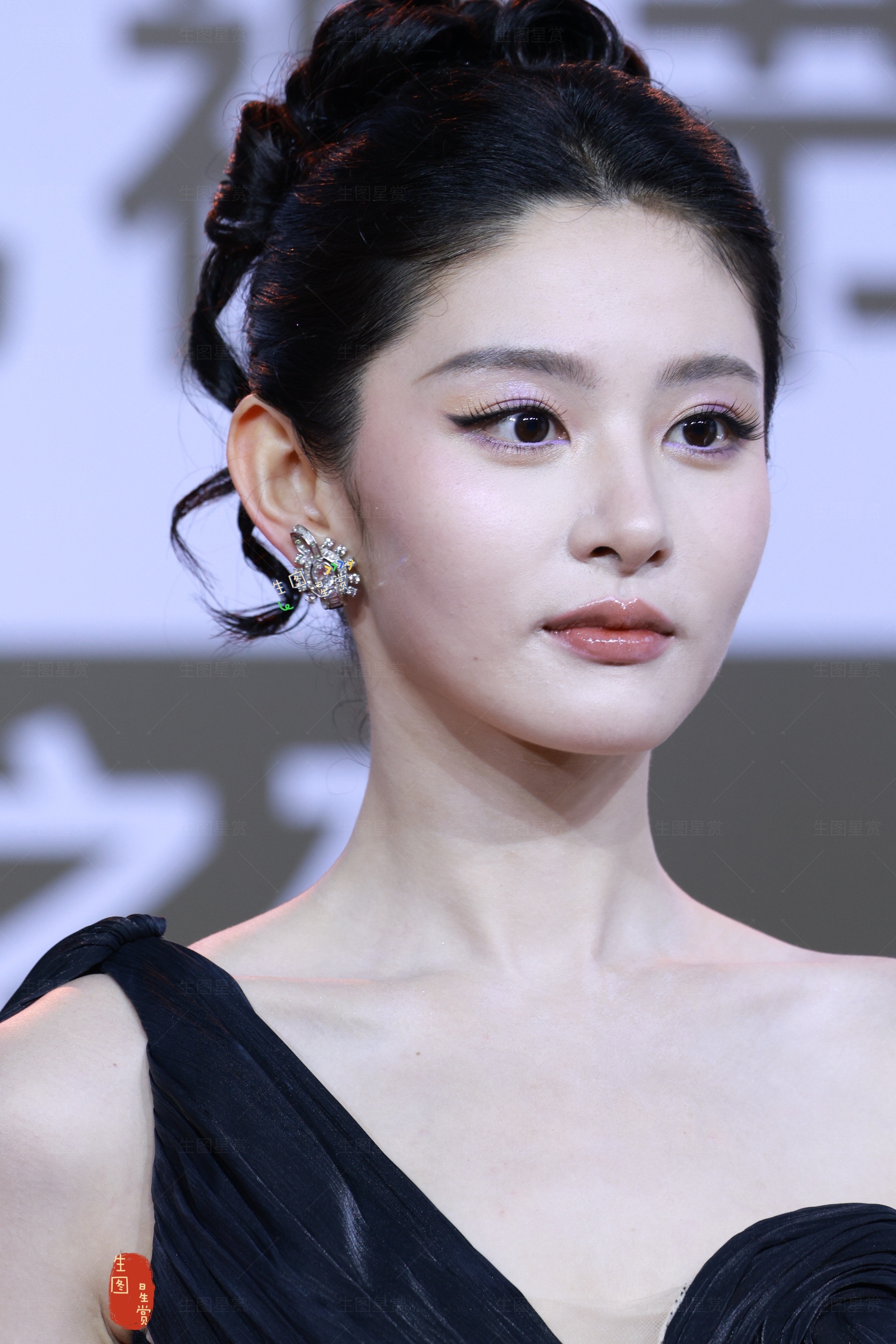 赵晴黑裙优雅亮相新时代电视节红毯透着古典美人的气质💋