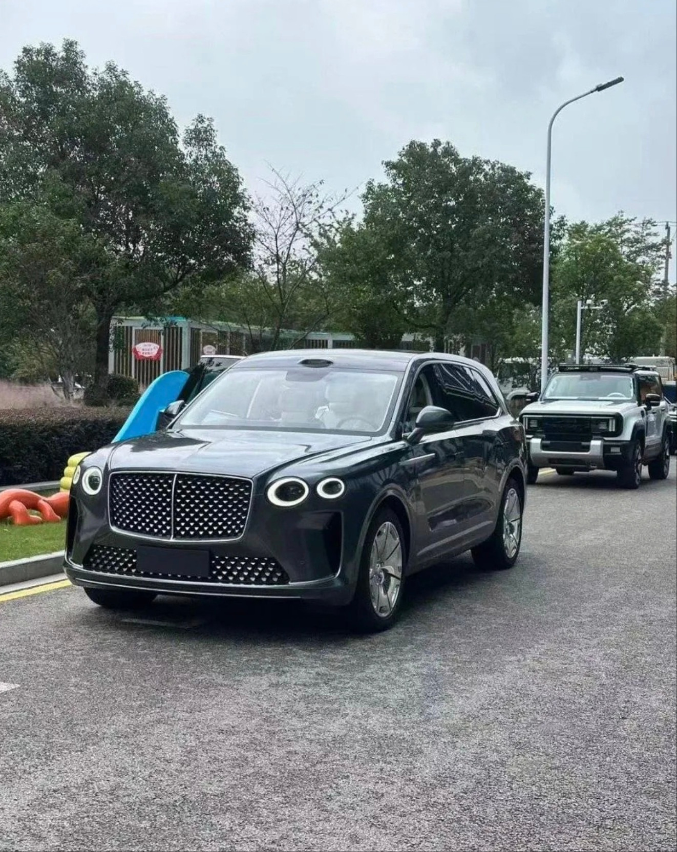 有谁猜的出来，这是什么车，反正不是宾利添乱​​​