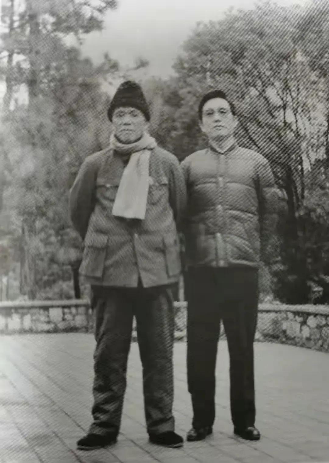 照片左边这位气场强大的老者，虽说开国将帅中只是中将资历、上将授衔，但论打仗水平，
