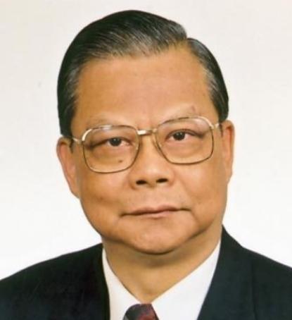 1963年，哥嫂请他帮忙打理生意，不料生意好起来时，却被哥嫂赶出家门，身无分文的