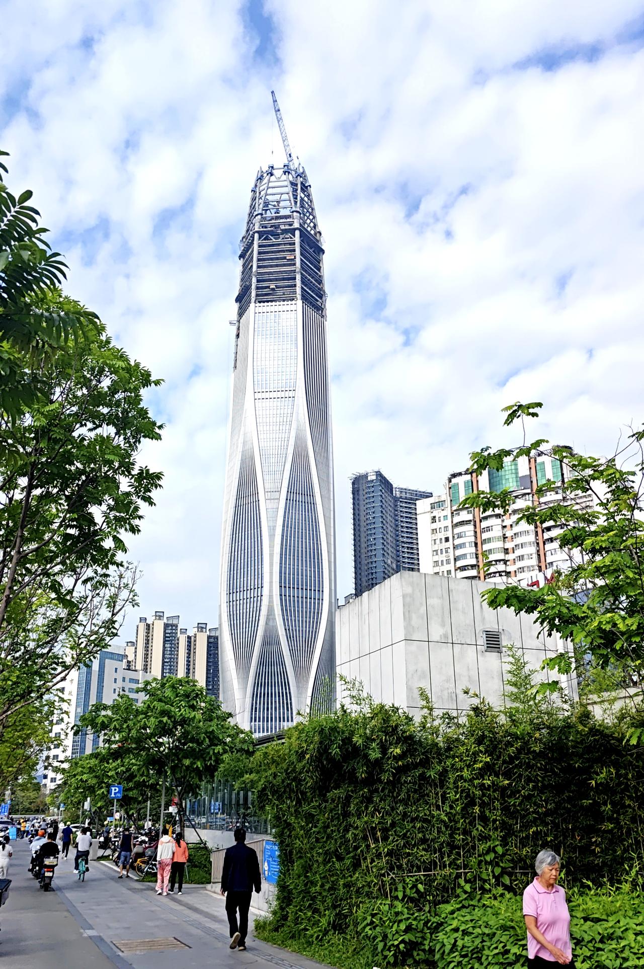 深圳300米以上的超级摩天楼已经有30多栋了，这个数据在全国城市中断层领先。但实