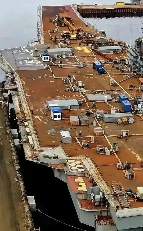 俄罗斯将放弃唯一航母在航空母舰领域，俄罗斯海军30多年来基本是原地踏步甚至是倒