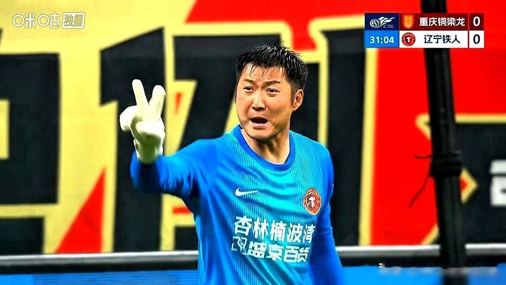 哎，国安这回真是……看着那黄牌，心都凉了半截。别说球员炸锅，我们球迷心里也嘀咕
