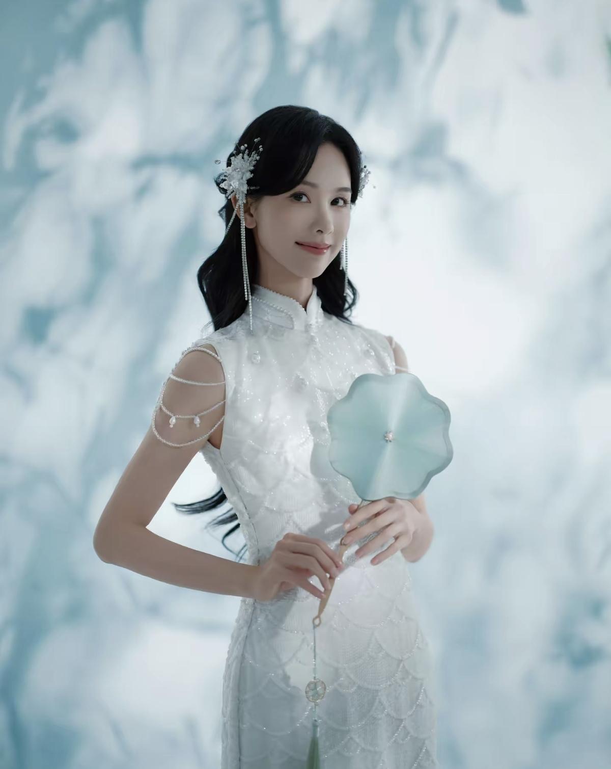 团扇轻摇，陈都灵的新中式美学，美得干净又高级，当陈都灵穿上旗袍，清冷感与古典美，