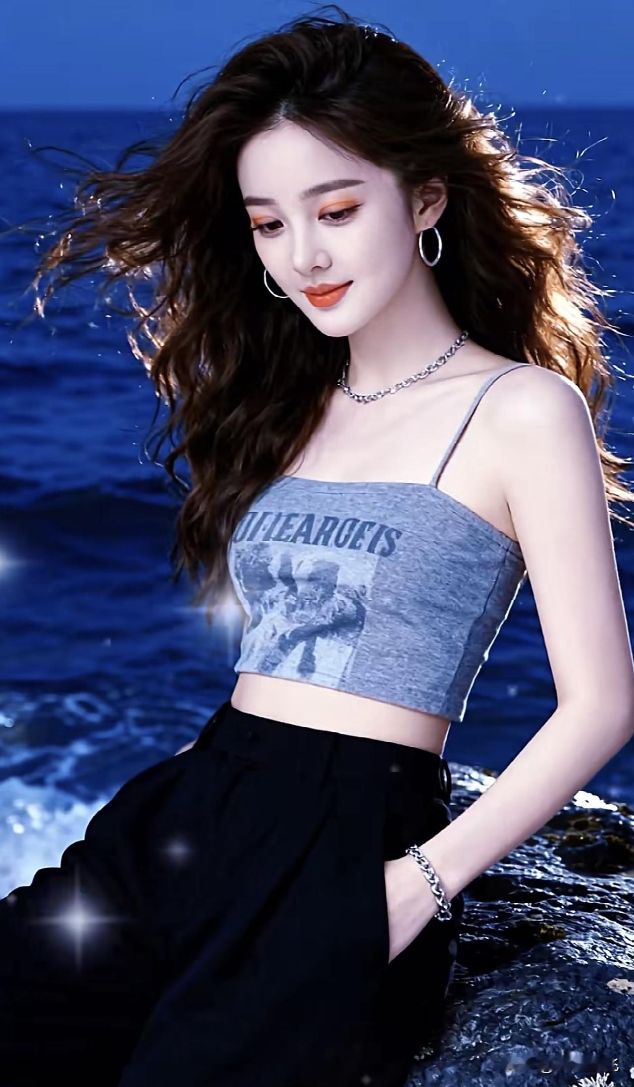 海边少女，自由自在，海风吹拂，美不胜收！海边元气少女沙滩海浪美少女海边粉衣少