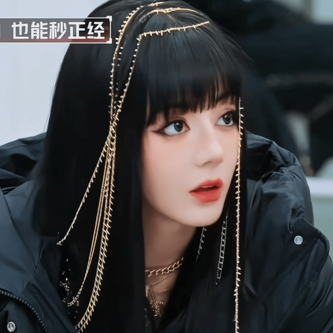 迪丽热巴想打响指结果比了个心总有人山高路远，为你而来​​​