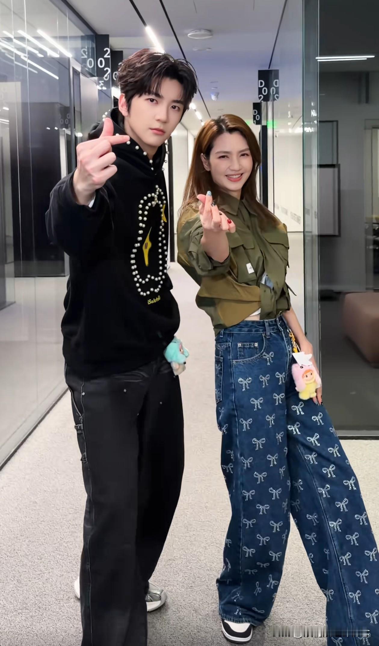 洪欣的儿子张镐濂都25岁了，长得一点不像亲爹，反而很像张丹峰，更重要的是，