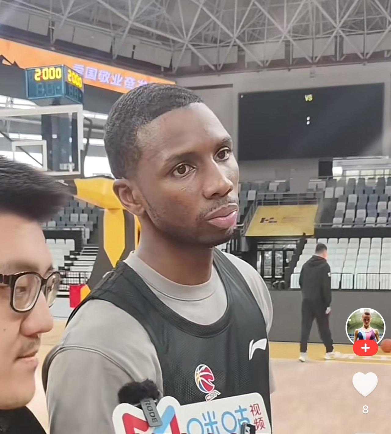 刚才记者现场问了迪亚洛一个很刁钻的问题——是什么原因促使他回到了CBA？你猜“二