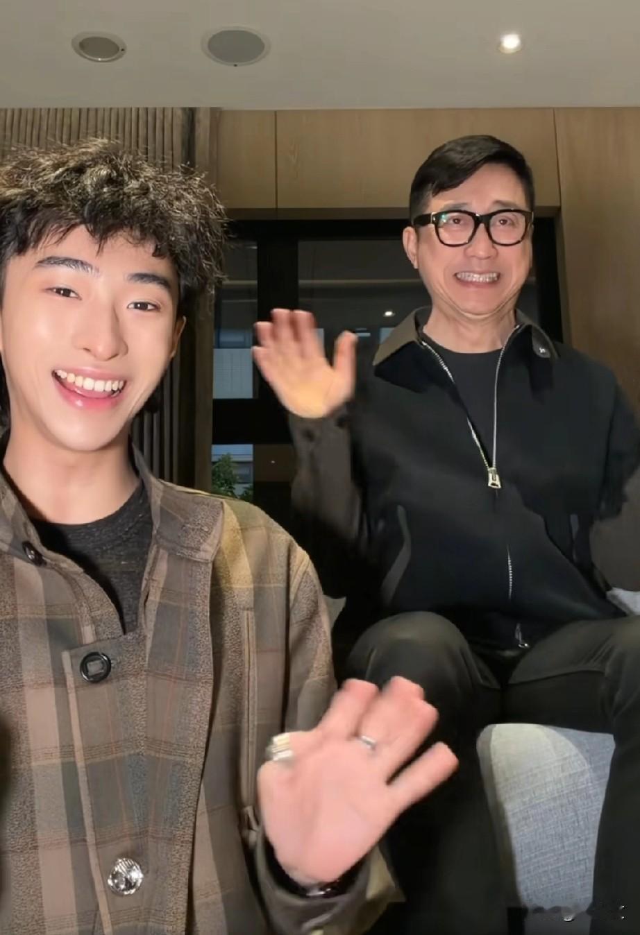 伊能静的儿子恩利越来越帅气了，有点像他爸年轻的时候，也遗传了爸爸的音乐细胞，爸爸