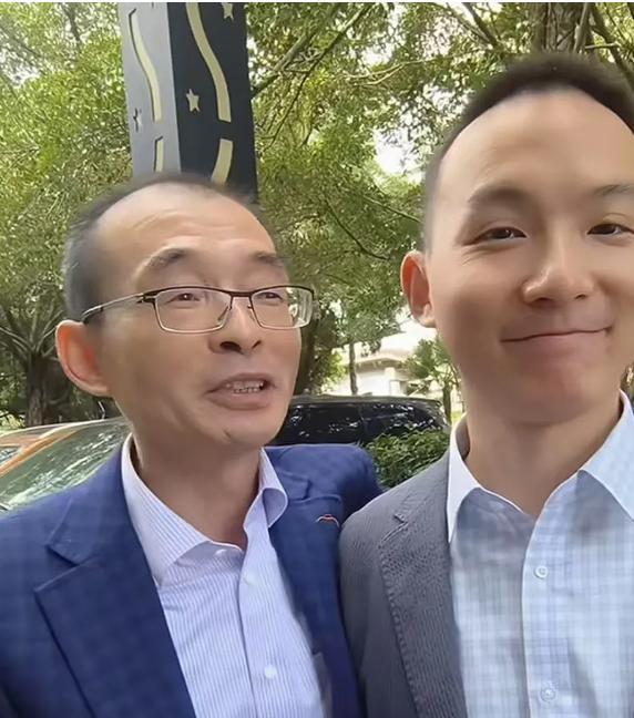 谢浩男认亲回归原生家庭，回来后第一次看妈妈的新办公地。 当开启直播带货之后，