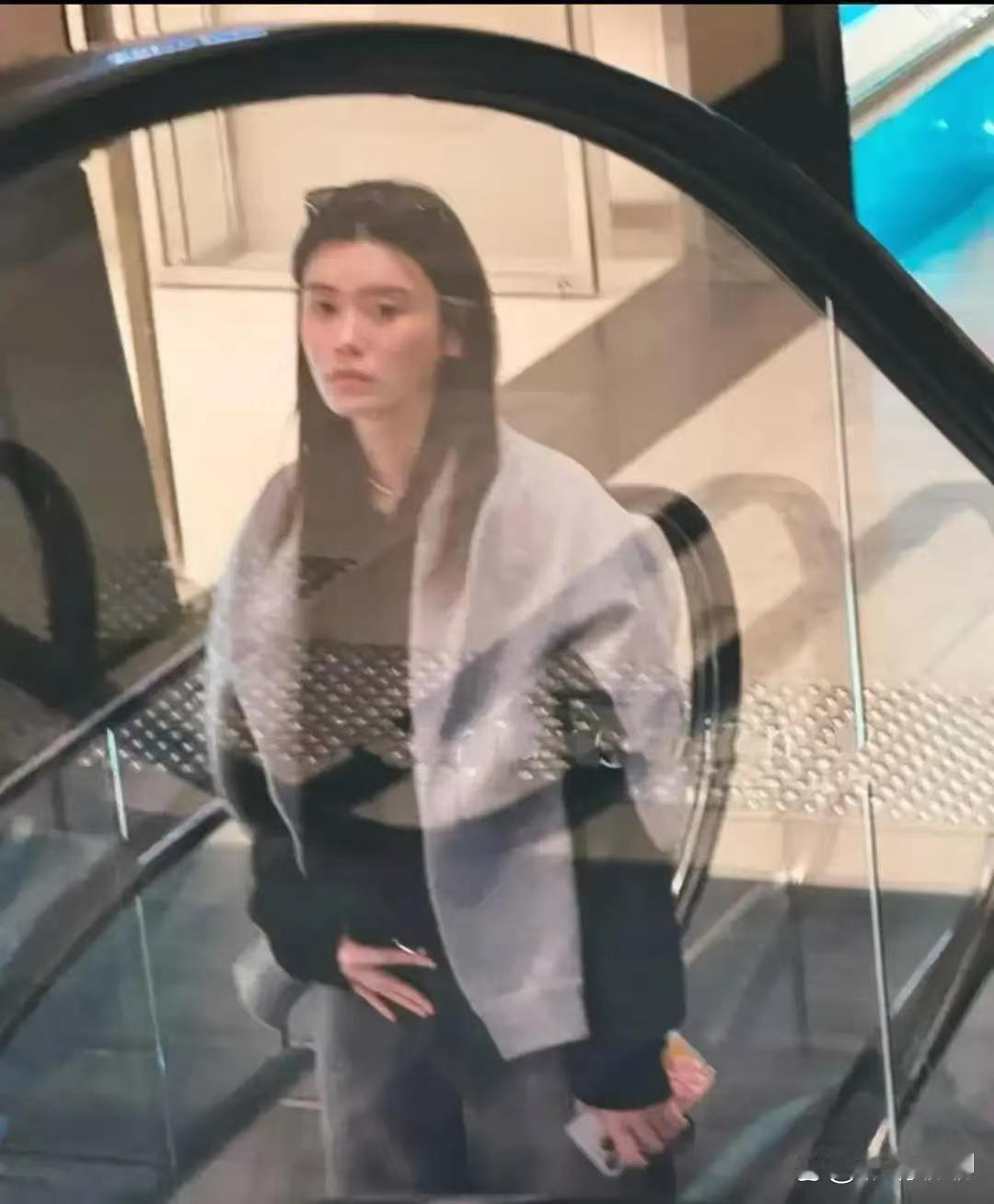 奚梦瑶被偶遇现身香港私立医院，手扶腹部神情隐忍，逛街步伐放缓，宽松卫衣...