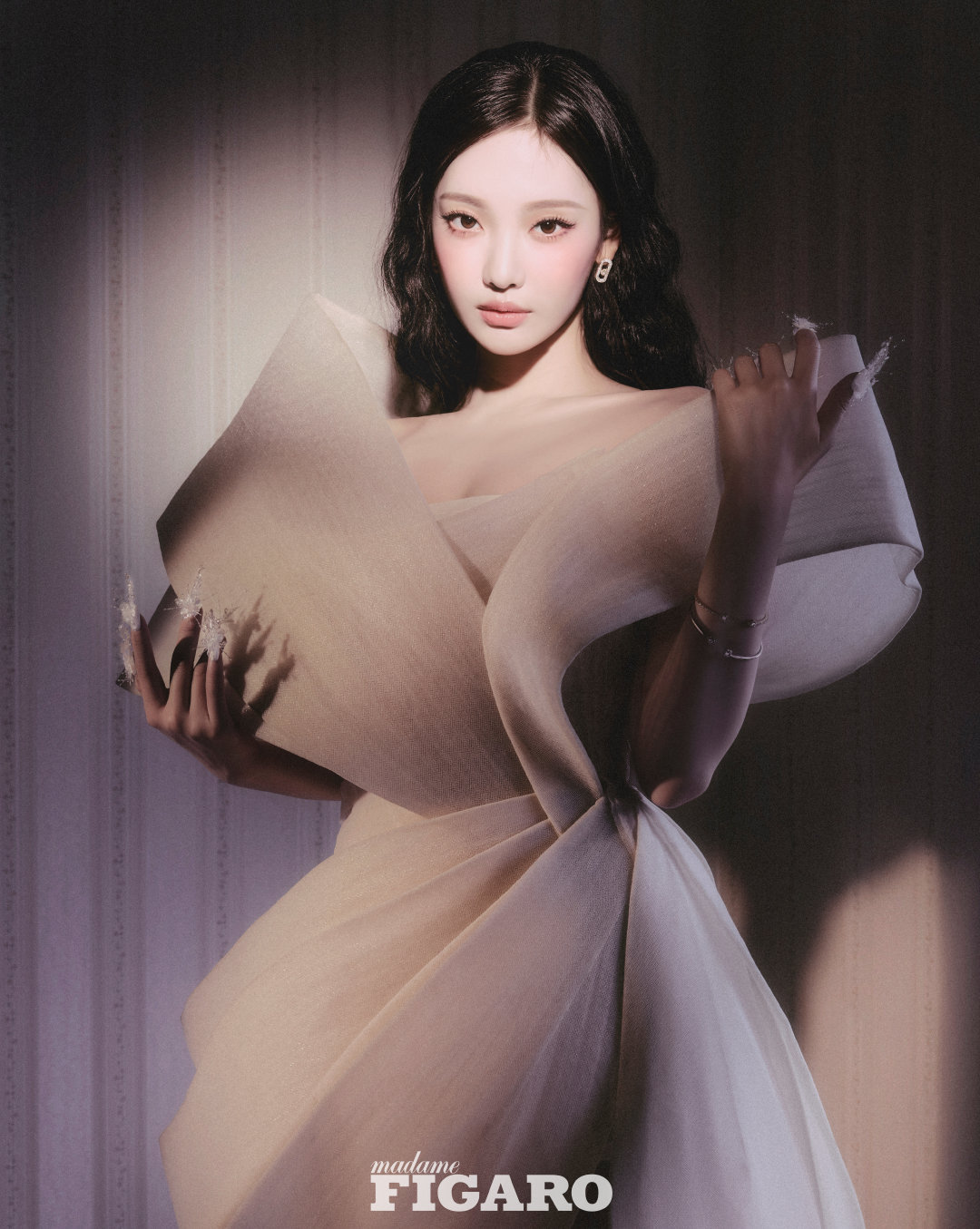 宁艺卓x《MadameFigaro》七月刊封面释出，身穿六套高定，Stép
