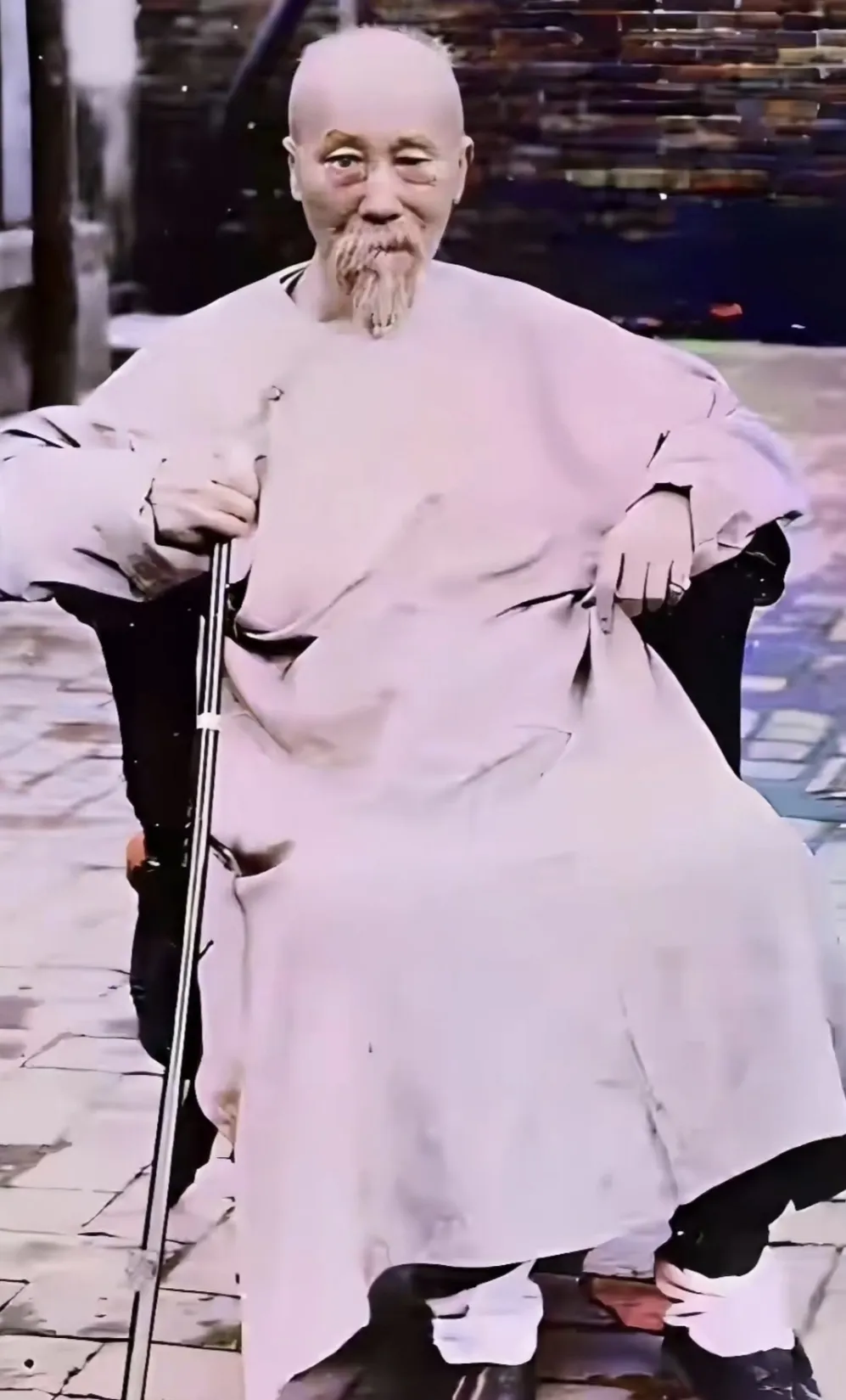 1900年，李鸿章在七十七岁时留影，双颊凹陷，已是油尽灯枯。