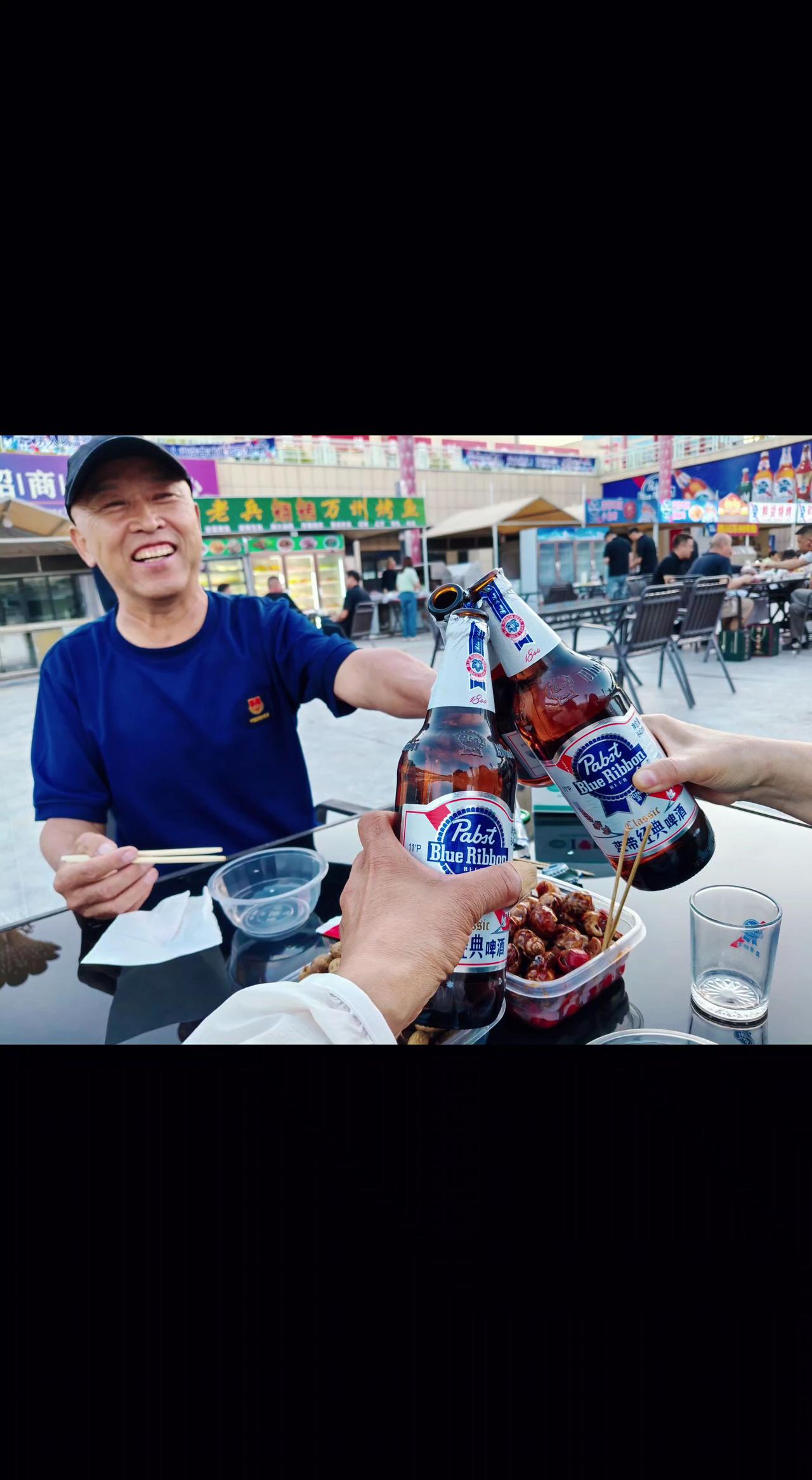 这次自驾西藏和新疆，有幸结识了几个车友，我们结伴同行彼此关照，一起逛夜市吃美食，