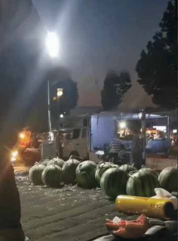 “活该他发财！”西安高陵，一男生乘坐公交车，看到西瓜摊想吃西瓜，摊主二话不说，
