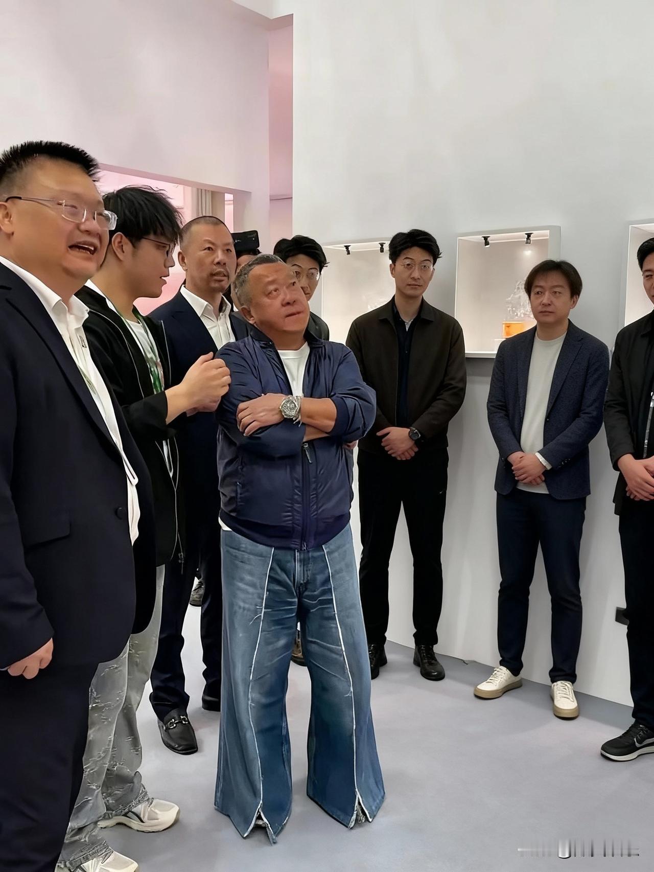 咱现在真是越来越搞不明白曾志伟这操作了哈，都这么大岁数的人了，穿成这副模样，是打